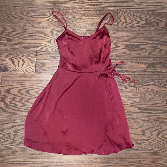 Short burgundy flowy dress from Garage. - Picture 2 of 3